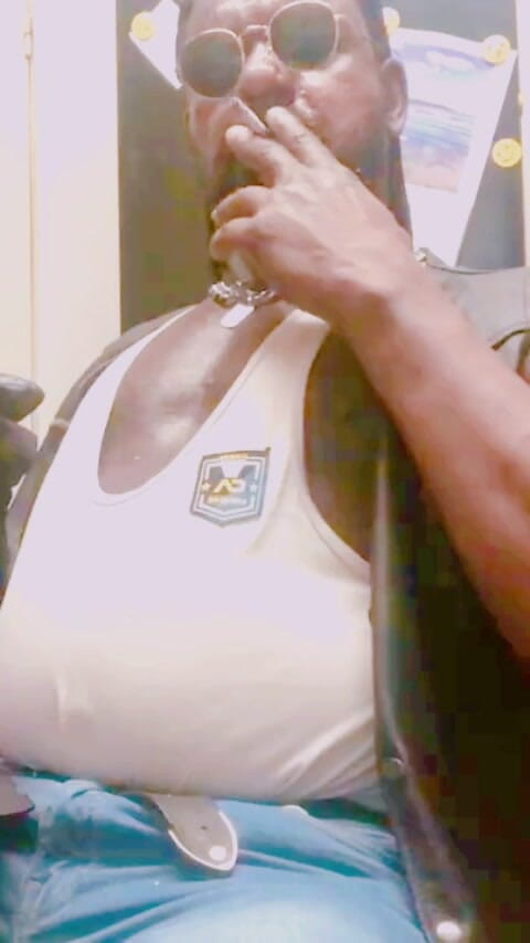 Black smoking muscle stepdad: 肌肉壮男皮革牛仔靴吸烟独奏 titpig