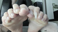 Feet lady: Nehty pokryté slinami