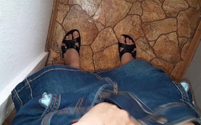 Lesbian-illusion: Aku nonton tetanggaku lagi asik masturbasi di dapur dan aku...