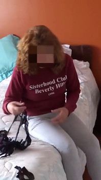 Pełne wideo, chcę uprawiać seks z macochą, podczas gdy ona masturbuje się i mogę tylko spuszczać się na jej cycki