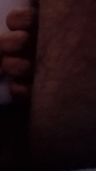 Svázaná sexuální hračkou, ejakuluje třikrát nonstop.