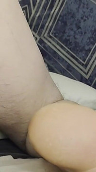 Parmaklıyorum ve götüme yumruk sokuyorum