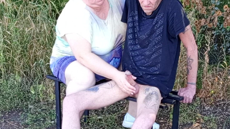 Zona901: Buurvrouw zuigt mijn lul in het park op een bankje...