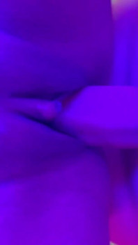 Sudut pandangan pertama blowjob dalam lampu Neon dari bintang lucah Latina Mianins