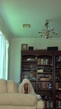 Twoja niegrzeczna ojczym Tia wie, że oglądasz MILF porno - POV