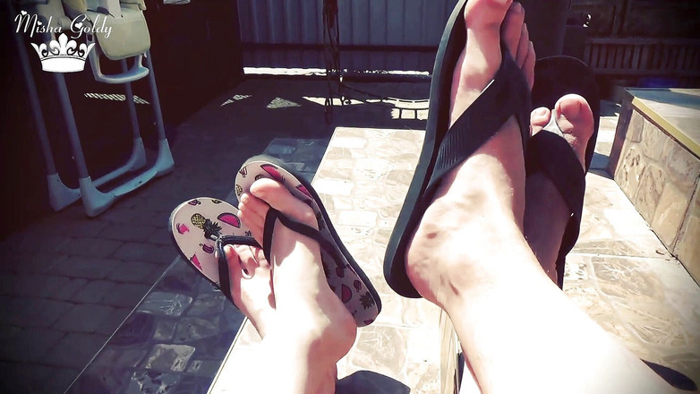 Goddess Misha Goldy: Flip flop dangle di luar dengan Alpha