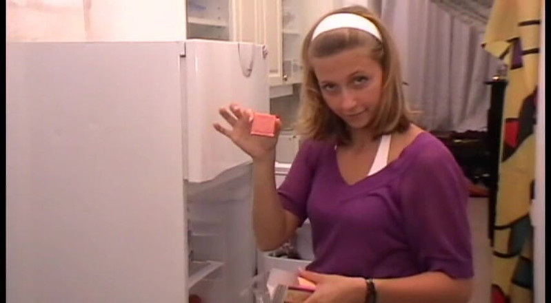 Femdom Austria: Crushing food