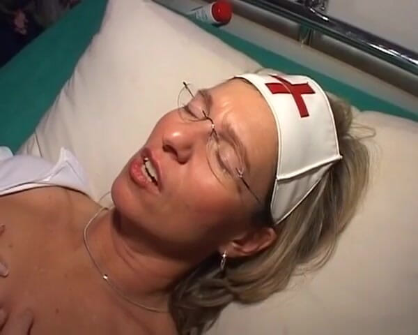 Deutsche Camgirls: Una enfermera alemana madura es destrozada por su paciente