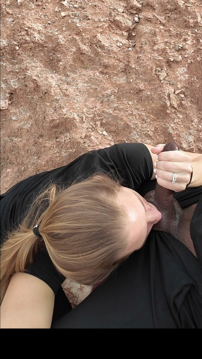 TrixieLove: Une MILF dévergondée se fait étirer le cul et peindre le...