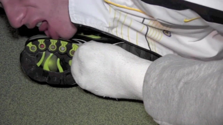 Sneaker gay: Poddanie stóp i stóp dla suki
