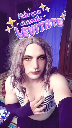 Regardons la vidéo de compilation de shorts de la belle travesti Kitty de ses shows quotidiens de strip-tease amusant