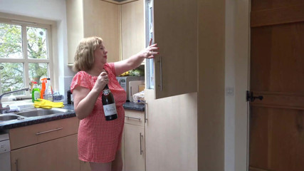 Dirty Doctors Clips - Mature British Lesbians: สนุกกับลิลลี่เมย์ในครัว