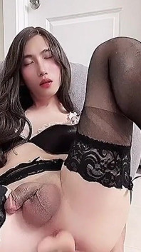 Eva la sissy asiatica travestito gioca con il giocattolo anale
