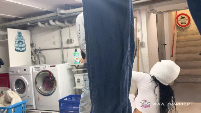 TYRARIDE: แม่น่าเย็ดที่มีรอยสักแอบใช้โดยชายสองคนในห้องใต้ดิน