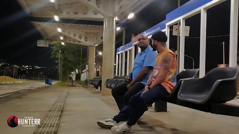 TheBlacKHunterr: Conductor de autobús recogiendo a un pasajero en la parada...