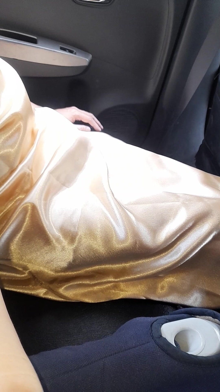 Naomisinka: Мастурбация в золотом атласе в платье и сперма внутри платья