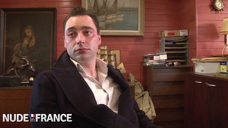 Nude in France: Piercingli sürtük yaşlı kaltak genç sapığı sikiyor