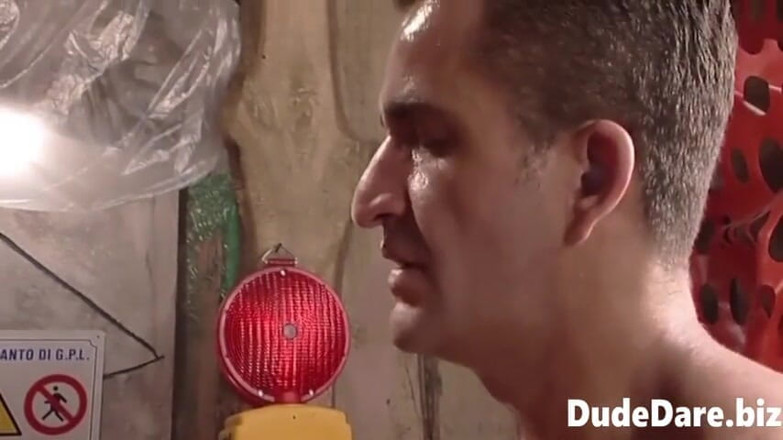 DudeDare: Băieți excitați o fac la un șantier