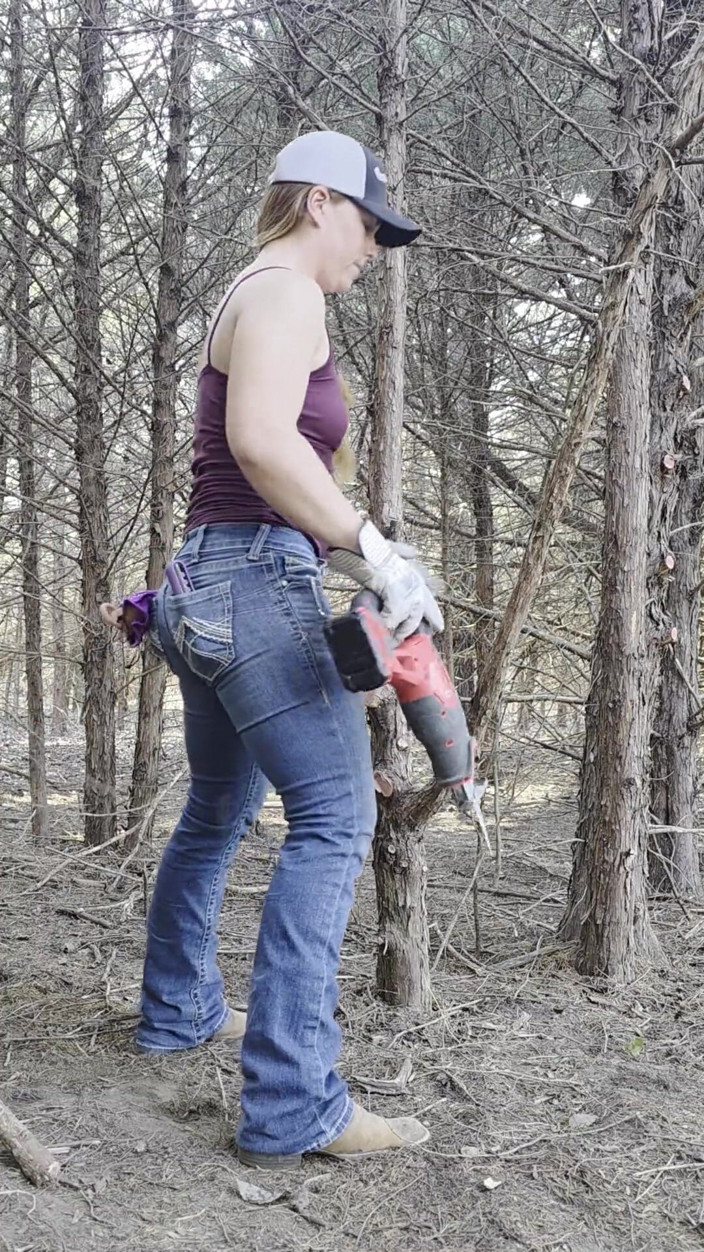 NaughtyRedFarmgirl: Kızıl saçlı ormanda amcığını sikiyor ve her yerine fışkırtıyor