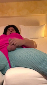 Leggings de yoga com maiô na cama