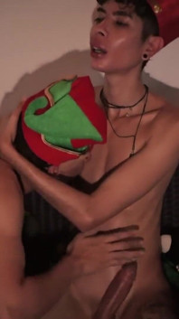 Les ouvriers du père Noël sont devenus coquins cette année, Jacobo Torres et Magic C sucent leurs grosses