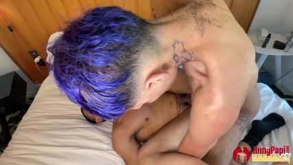 Hung Papi: 2 asılı latin kadın kaslı delikanlıyı prezervatifsiz sikiyor anal çift