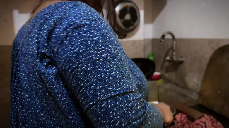 Aria Mia: Mẹ kế xinh đẹp mông to nóng bỏng vào buổi sáng...