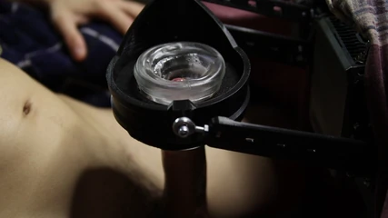 Beaucoup de sperme blanc jaillit d’une grosse bite ! Orgasme puissant !