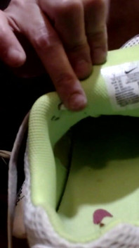 Sneakers dan Stoking Pergelangan