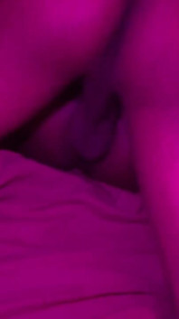 Гарячу мініатюрну африканську чорношкіру тінку жорстко трахають і наповнюють кремпаєм у тугу соковиту пизду
