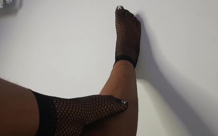 Mara Exotic: Solo pies en calcetines de red se burlan de