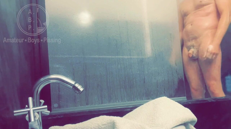 AmateurBoysPissing: Un Coinquilino Dai Capelli Rossi E Pallidi Viene Sorpreso a...