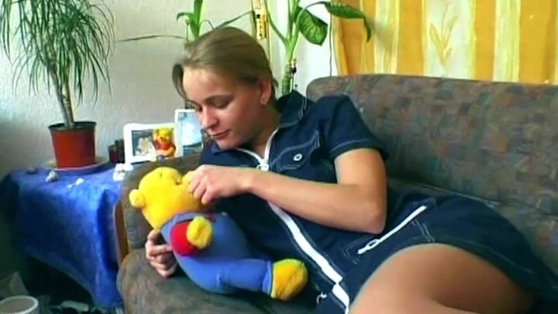 My German Amateurs: มือสมัครเล่นผมบลอนด์สไลด์ดิลโด้สีแดงลึกเข้าไปใน