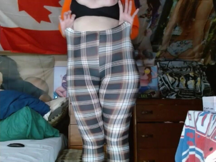 CosmicJones88: Gorda Maricas Cosmicjones88 balança a bunda grande em leggings e...