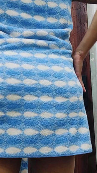 Tuvalette balon götlü kız salatalık ile mastürbasyon yapıyor