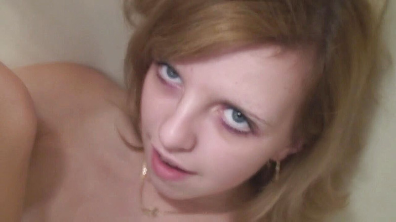 Home Alone and Horny: Si jalang jahat berseronok solo hebat dengan mainan kegemarannya