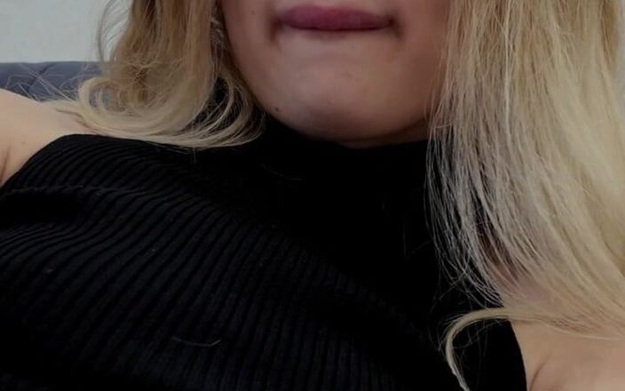 xKeryB: Tu veux me regarder masturber ma chatte rose ?