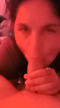 我的继父让我整天吮吸他的鸡巴，他射在我嘴里