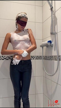Ubrany prysznic: chudy azjatycki mokry wygląd w mokrych dżinsach i mokrym topie - Solo Shower Show & Wet Body admiration