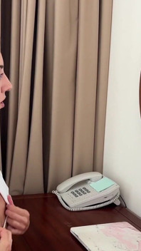 La hermanastra quiere follar y su hermanastro le ofrece un hermoso hijo de puta extranjero