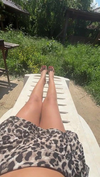 Seks boyuma uzanıyor - göt, ayak parmakları ve minik bikini baştan çıkarma