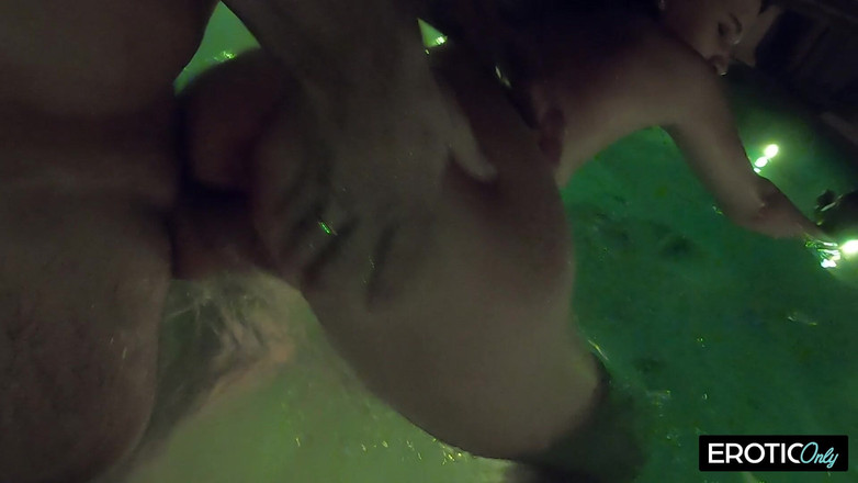 ONLYFREAKSX: Lui schizza il suo buco in piscina