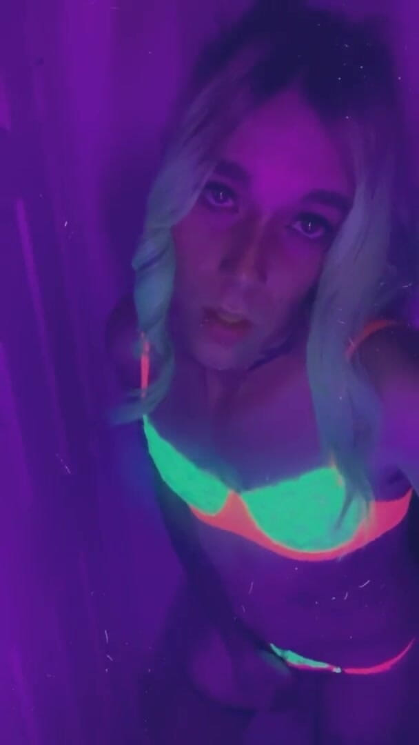 CarmenMelatonin: Sexy party girl wants to fuck
