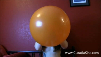 Claudia Kink: Lo succhia e gioca con un enorme palloncino