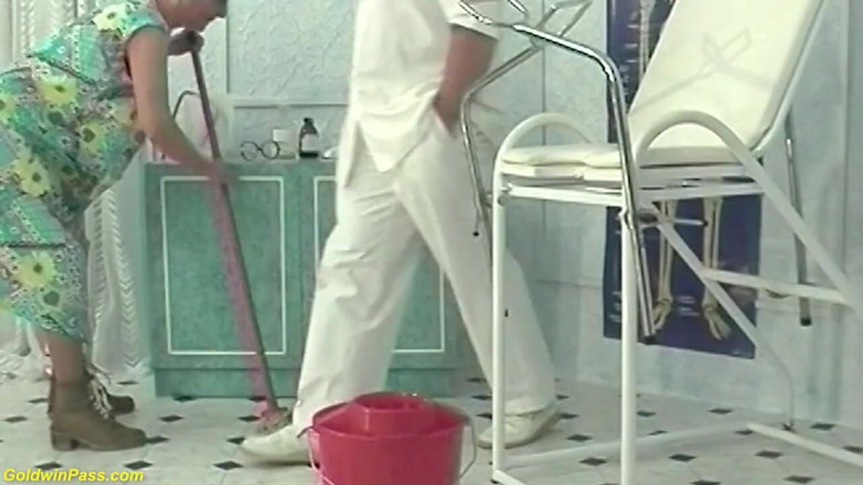 Goldwin pass: Chlupatá 92letá babička drsně fistovaná a ošukaná jejím doktorem