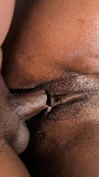 Kongkek lubang saya dan kongkeknya dengan keras sehingga creampie