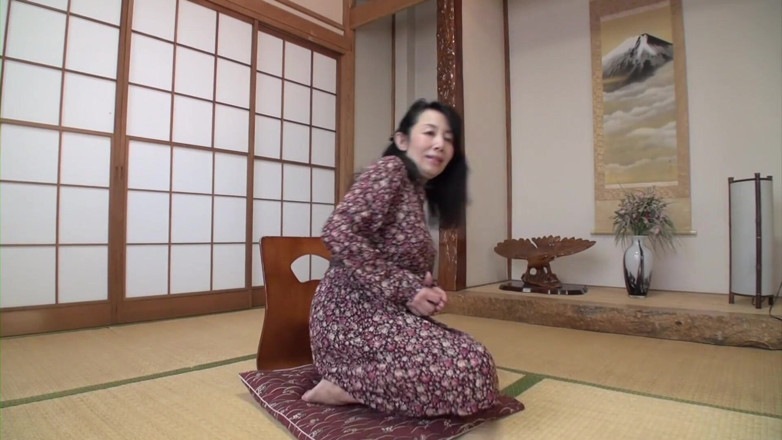 Japan Lust: Busty japońska babcia rozbiera się i jedzie kutasa