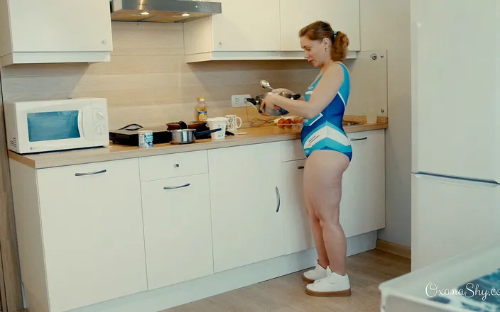 MILF Oxana: Oxana's culinary show - Sweet Oxana