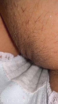 Fată virgină în pantaloni cu ursuleț de pluș este gata să fie deblocată de un bărbat bogat de peste 50 de ani