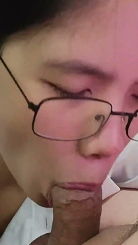 Üvey kız kardeş üniversiteye gitmeden önce yarak emiyor